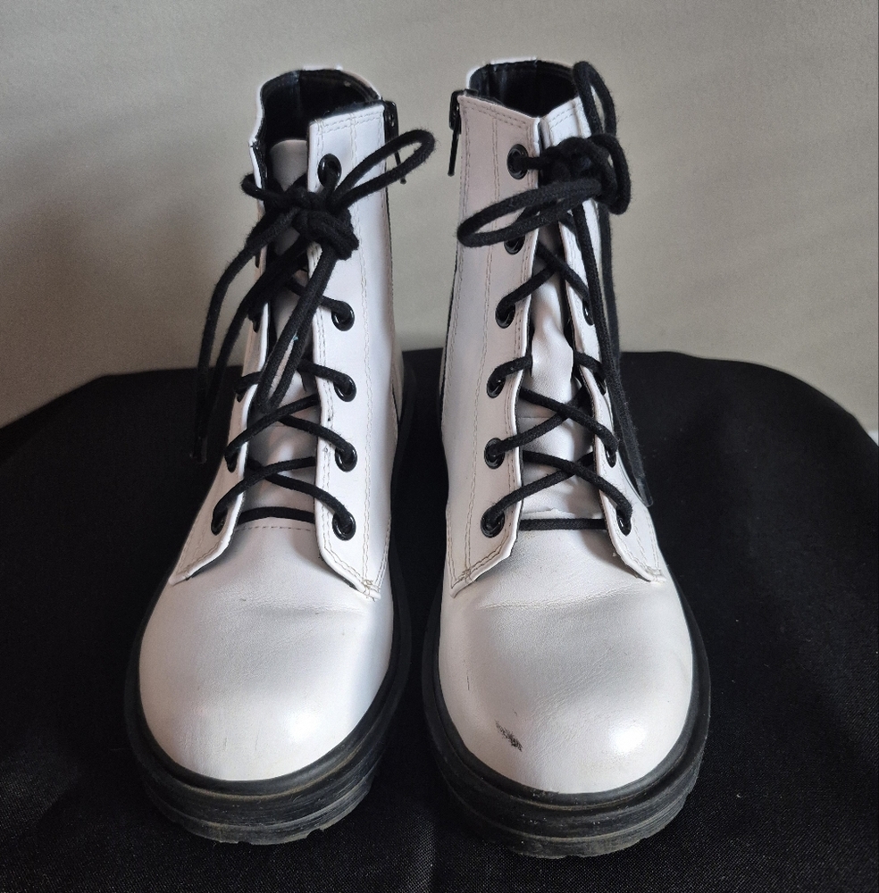 Shoes - Picture 1 of 4